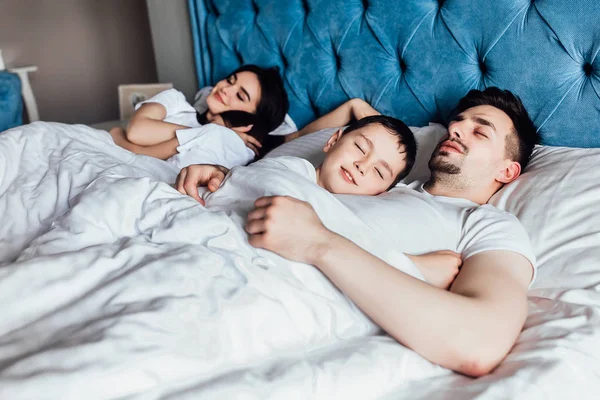 Familjen Spenderar Tid Tillsammans Sängen Hemma — Stockfoto
