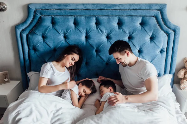 Evde Yatakta Birlikte Vakit Geçiren Aile — Stok fotoğraf