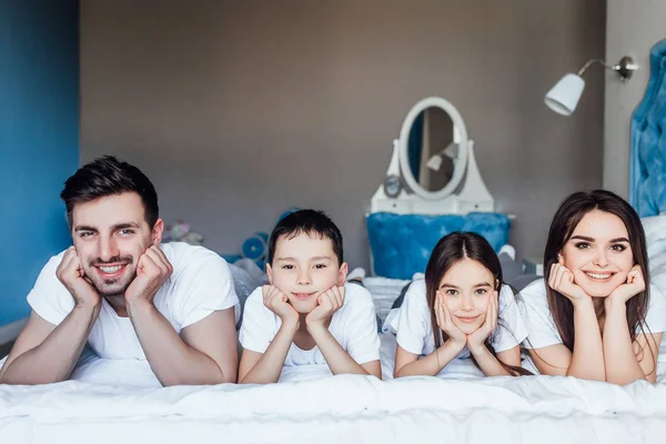 Familia Pasar Tiempo Juntos Cama Casa —  Fotos de Stock