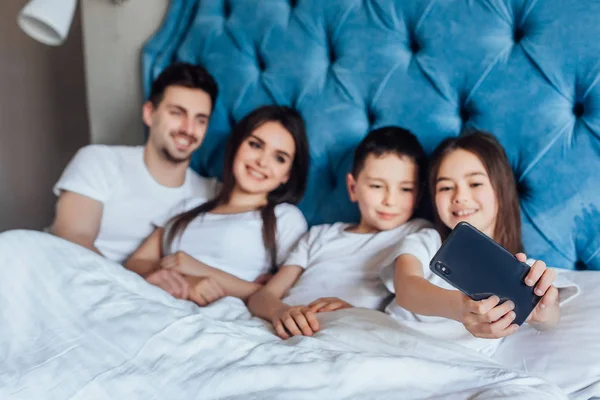 Familia Pasar Tiempo Juntos Cama Casa — Foto de Stock