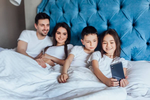 Familia Pasar Tiempo Juntos Cama Casa — Foto de Stock