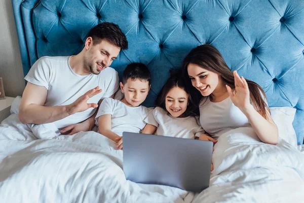 Familia Pasar Tiempo Juntos Cama Casa —  Fotos de Stock