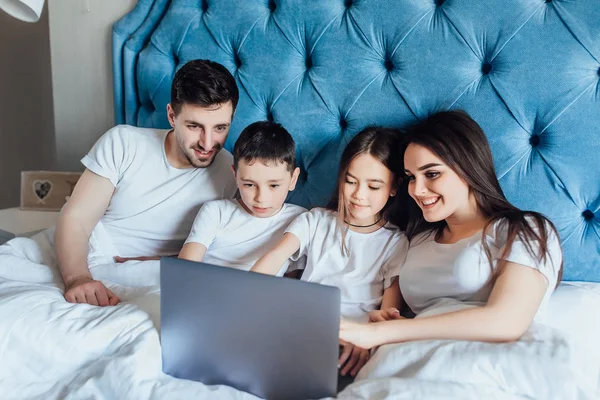 Familia Pasar Tiempo Juntos Cama Casa — Foto de Stock