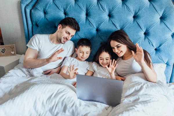 Familia Pasar Tiempo Juntos Cama Casa — Foto de Stock