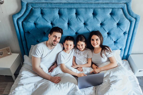 Familie Verbringt Zeit Hause Bett — Stockfoto