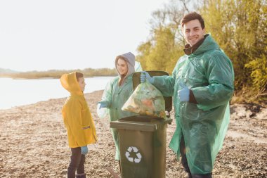göl yakınındaki çöp torbaları temizleme alanı ile gönüllü bir grup