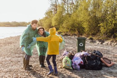 göl yakınındaki çöp torbaları temizleme alanı ile gönüllü bir grup
