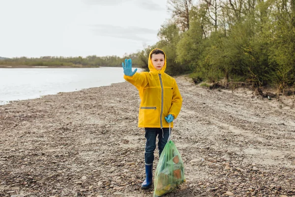 Sukarelawan Muda Dengan Kantong Sampah Konsep Ekologi — Stok Foto