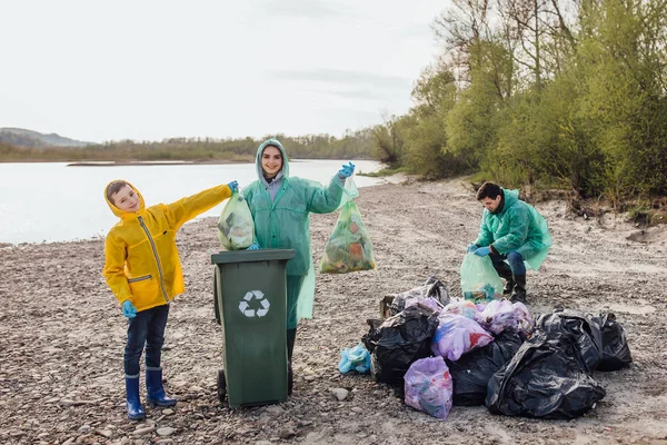 Kelompok Relawan Dengan Kantong Sampah Membersihkan Daerah Dekat Danau — Stok Foto