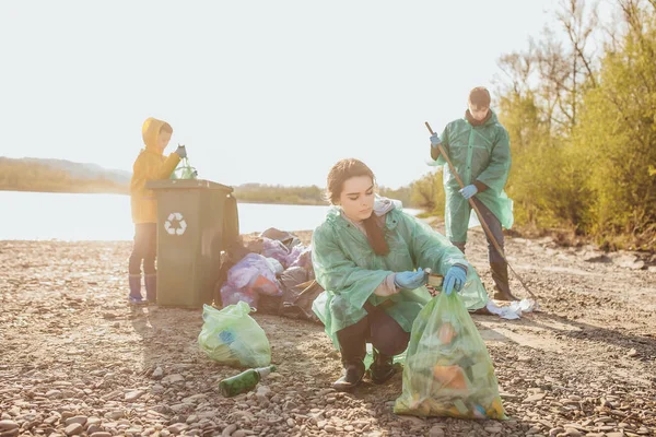 Grupo Voluntarios Con Área Limpieza Bolsas Basura Cerca Del Lago — Foto de Stock