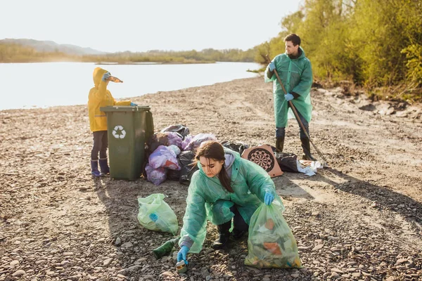 Grupo Voluntarios Con Área Limpieza Bolsas Basura Cerca Del Lago — Foto de Stock