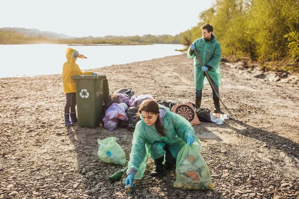 Gruppo Volontari Con Area Pulizia Sacchi Della Spazzatura Vicino Lago — Foto Stock