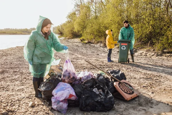 Groupe Bénévoles Avec Des Sacs Ordures Zone Nettoyage Près Lac — Photo
