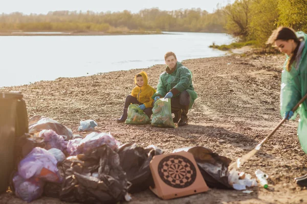 Cute Boy Membantu Ayah Untuk Membersihkan Sampah Dekat Danau — Stok Foto