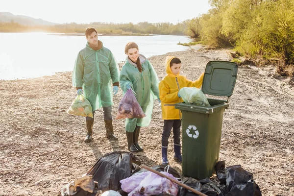 Kelompok Relawan Dengan Kantong Sampah Membersihkan Daerah Dekat Danau — Stok Foto