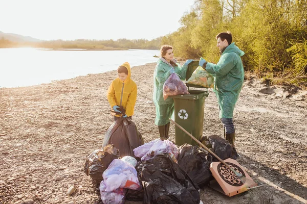 Groupe Bénévoles Avec Des Sacs Ordures Zone Nettoyage Près Lac — Photo