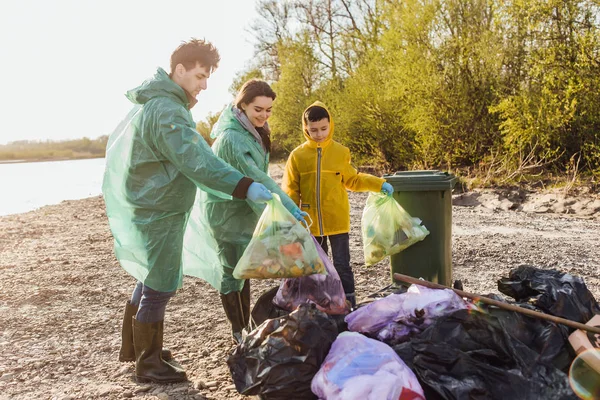 Groupe Bénévoles Avec Des Sacs Ordures Zone Nettoyage Près Lac — Photo