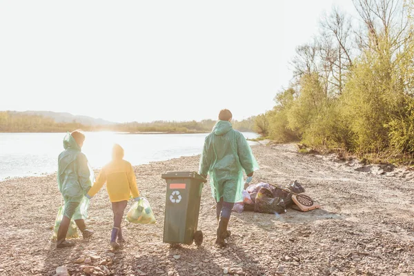 Grupp Frivilliga Med Soppåsar Rengöring Område Nära Sjön — Stockfoto