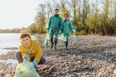 göl yakınındaki çöp torbaları temizleme alanı ile gönüllü bir grup