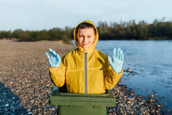 Joven Voluntario Con Bolsas Basura Concepto Ecología — Foto de Stock