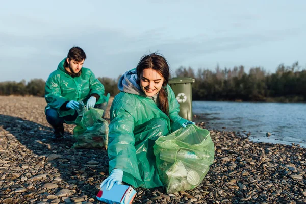 Hombre Mujer Voluntarios Con Basura Para Reciclar Cerca Del Río — Foto de Stock