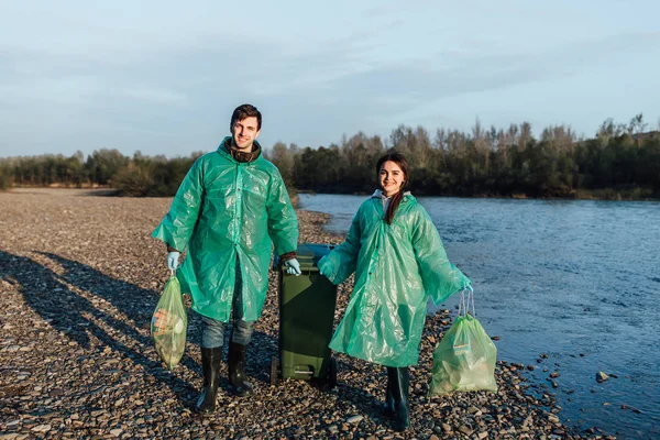 Pria Dan Wanita Relawan Dengan Sampah Untuk Daur Ulang Dekat — Stok Foto