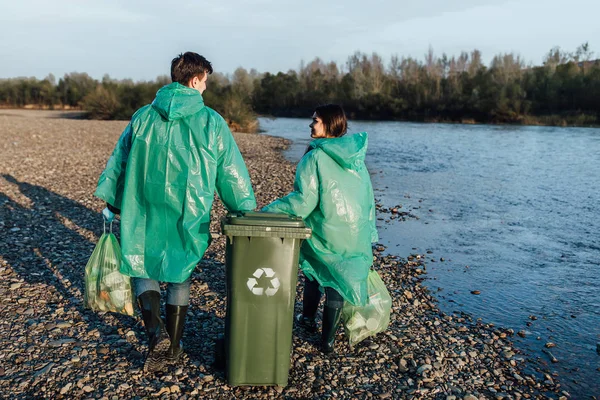 Pria Dan Wanita Relawan Dengan Sampah Untuk Daur Ulang Dekat — Stok Foto