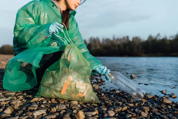 Önkéntes Női Tisztító Szemetet Közelében River — Stock Fotó