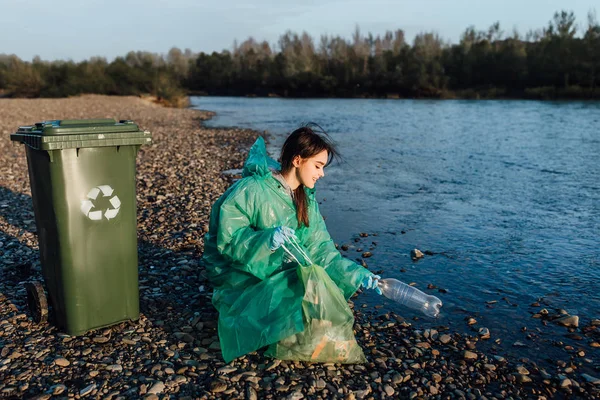 Relawan Wanita Membersihkan Sampah Dekat Sungai — Stok Foto