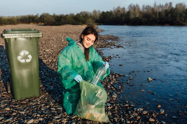 Relawan Wanita Membersihkan Sampah Dekat Sungai — Stok Foto
