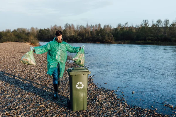 Relawan Pria Dengan Kantong Sampah Membersihkan Sampah Luar Ruangan — Stok Foto