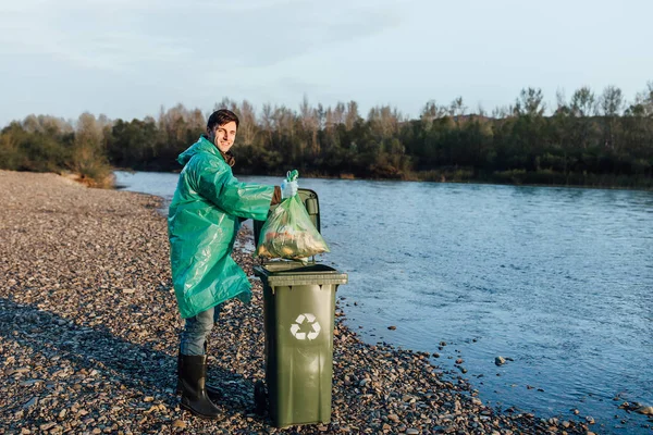 Pria Relawan Membersihkan Sampah Dekat Sungai — Stok Foto