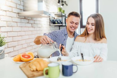 Mutfakta mutlu ve neşeli genç çift, ön plana odaklanmak