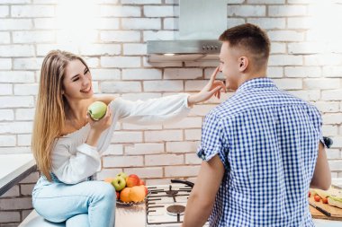 Eğlenen, mutfakta gülen, sebze pişiren çift