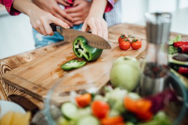 Eller kase sağlıklı taze vejetaryen salata kesme