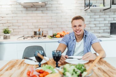 Ev mutfağında yakışıklı genç adam, ön plana odaklanmak