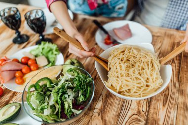 Evde akşam yemeğinin yakın çekim, seçici odak
