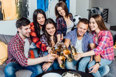 Bira içen bir grup genç arkadaş, seçici odak