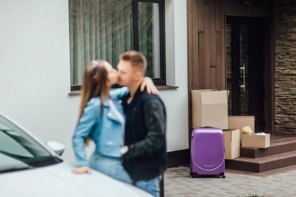 Atraente Casal Abraçando Perto Novo Carro Branco Casa — Fotografia de Stock