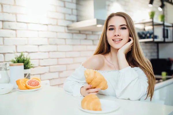 Donna Bionda Che Tiene Croissant Sorride — Foto Stock