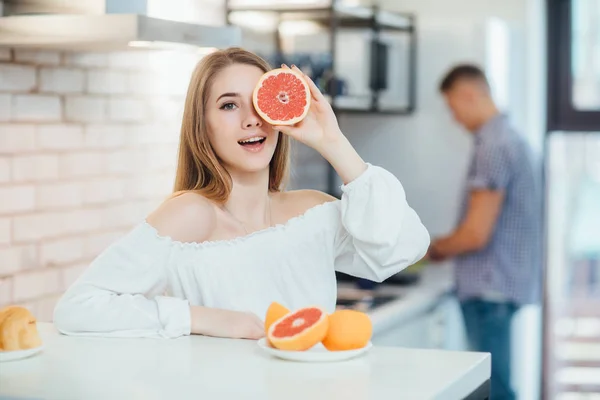 Kvinna Som Håller Grapefrukt Fokus Förgrunden — Stockfoto