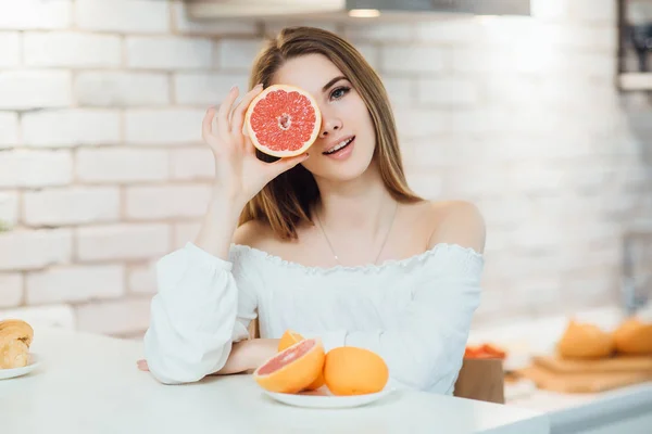 Fiatal Szépség Miután Reggeli Konyhában Két Grapefruit — Stock Fotó