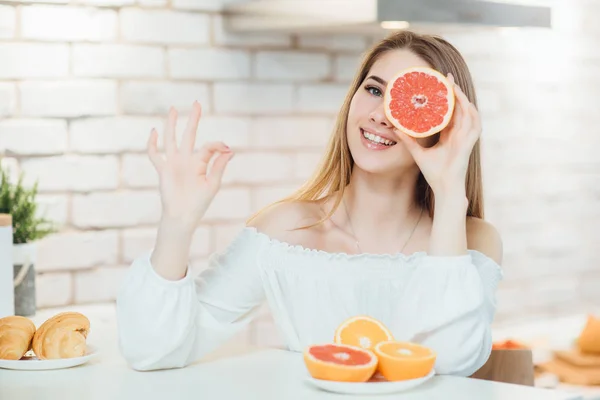 Fiatal Szépség Miután Reggeli Konyhában Két Grapefruit — Stock Fotó