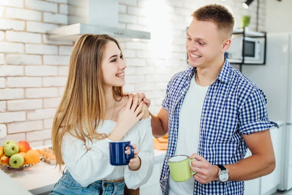 Glad Och Glad Ungt Par Köket Fokus Förgrunden — Stockfoto