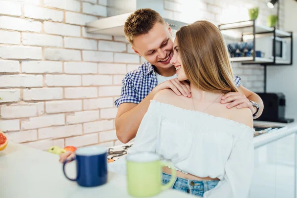 Casal Cozinha Homem Fazendo Massagem Para Mulher — Fotografia de Stock