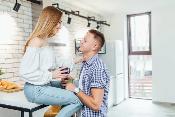 Glad Och Glad Ungt Par Köket Fokus Förgrunden — Stockfoto