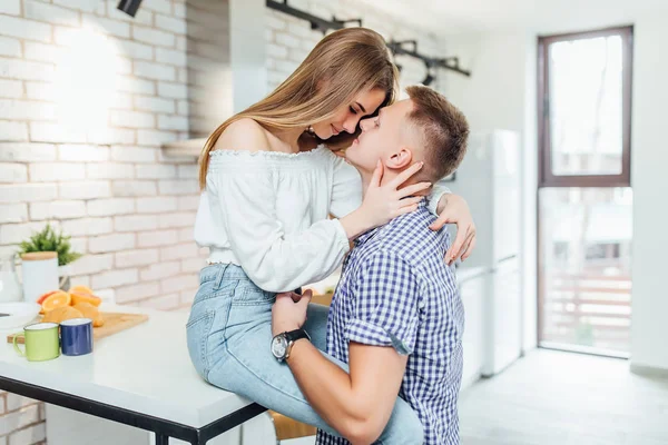 Happy Loving Couple Hugging Kitchen Focus Foreground — Stock Photo, Image