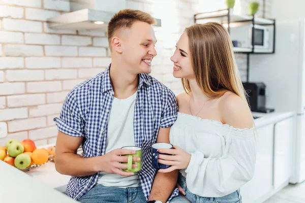 Feliz Alegre Pareja Joven Cocina Centran Primer Plano —  Fotos de Stock