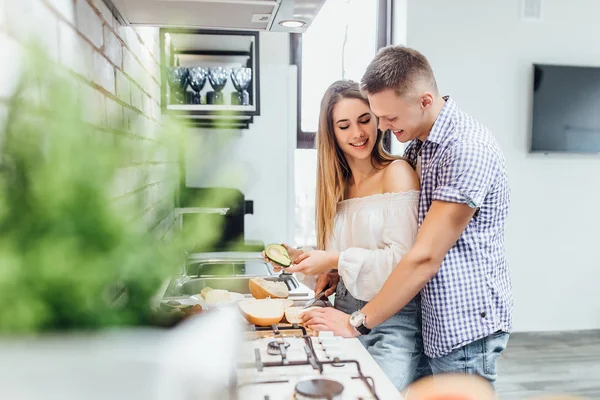 Marido Abraçando Esposa Cozinha Enquanto Cozinha — Fotografia de Stock