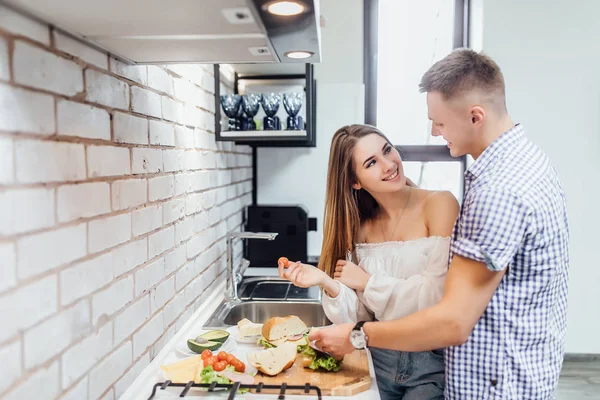 Joven Pareja Hermosa Cocina Cocina Enfoque Selectivo —  Fotos de Stock